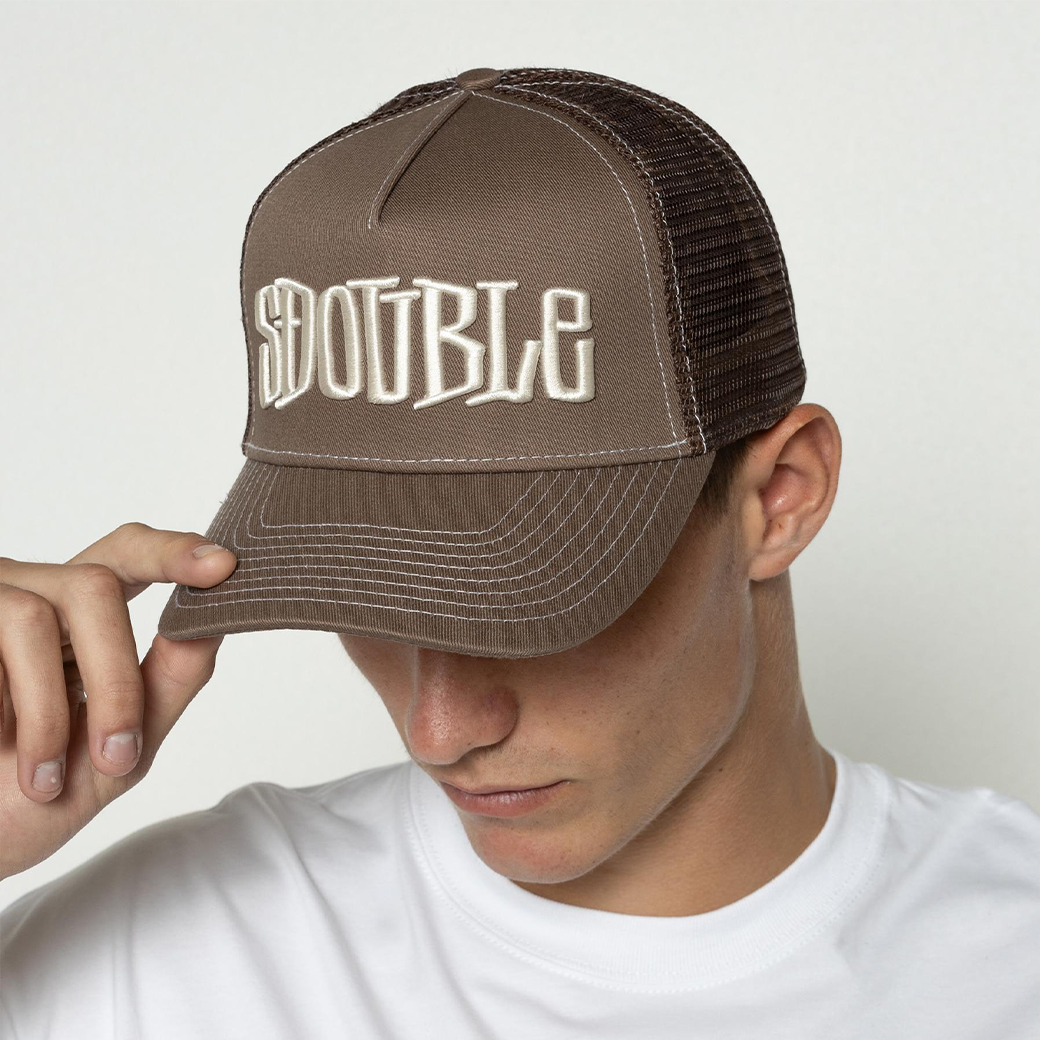 帽子 S DOUBLE MID BLOCK CURVED PEAK TRUCKER S-Double Mid-Block Curved Peak Trucker Cap In Black - FREE